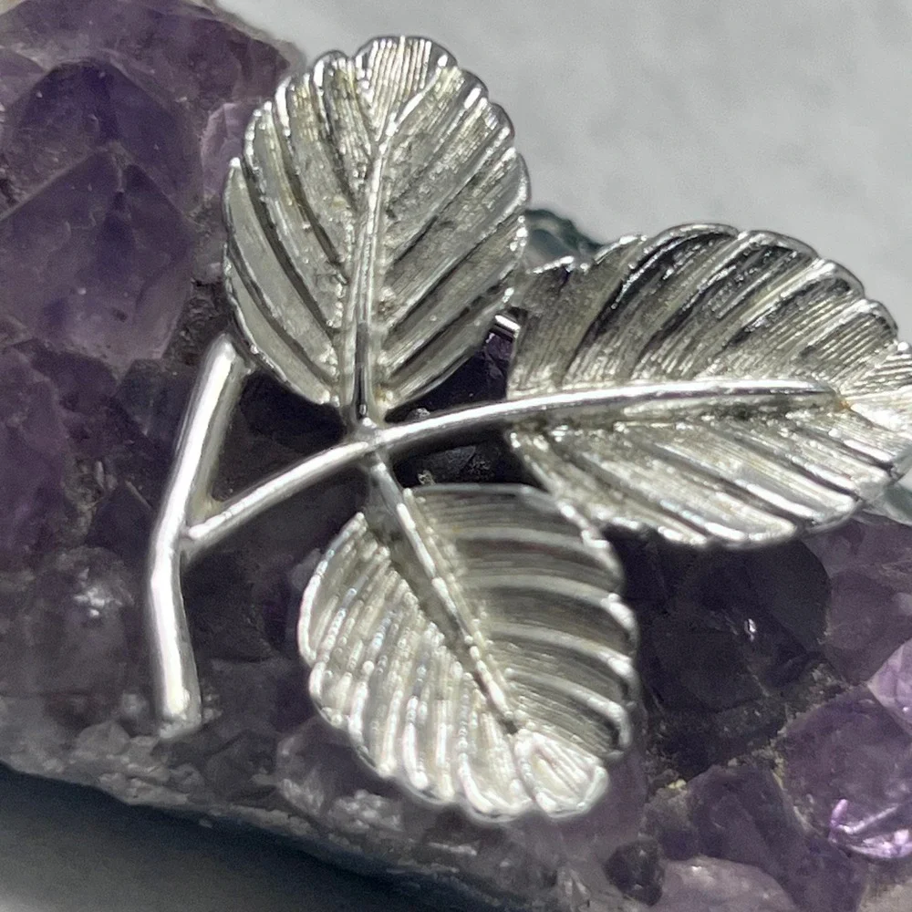 Vintage SARAH COVENTRY Silver Tone Leaf Pin Brooch Trifoliate‎ Clover Design